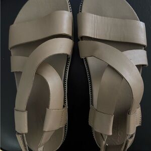 Sorel Roaming Criss Cross Sandals in Khaki